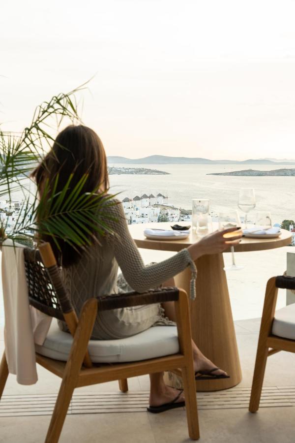 mujer sentada en una terraza Proyecto Hotel Ocean Inn, Mykonos