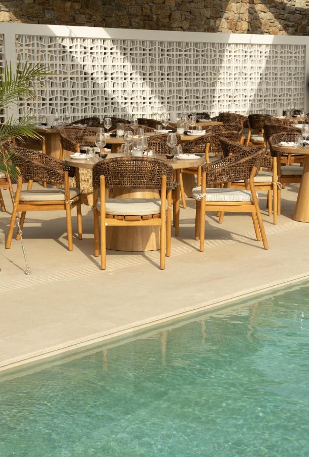 terraza con sillas mesasProyecto Hotel Ocean Inn, Mykonos