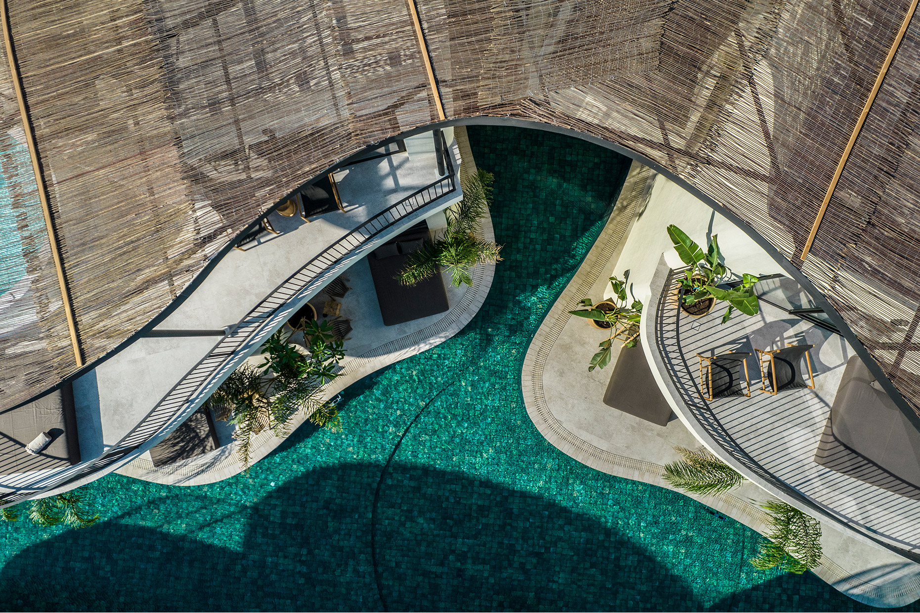 vistas dron de hotel moderno con piscina integrada grecia