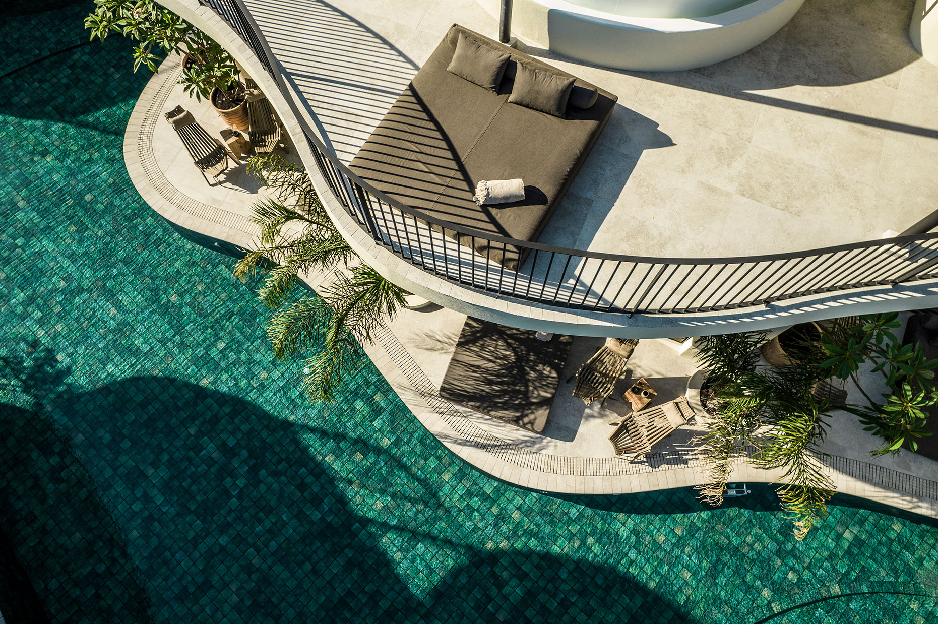 vistas dron de hotel moderno con piscina integrada grecia