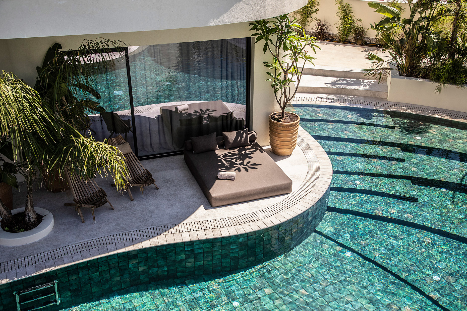 terraza de habitación a pie de piscina desbordante