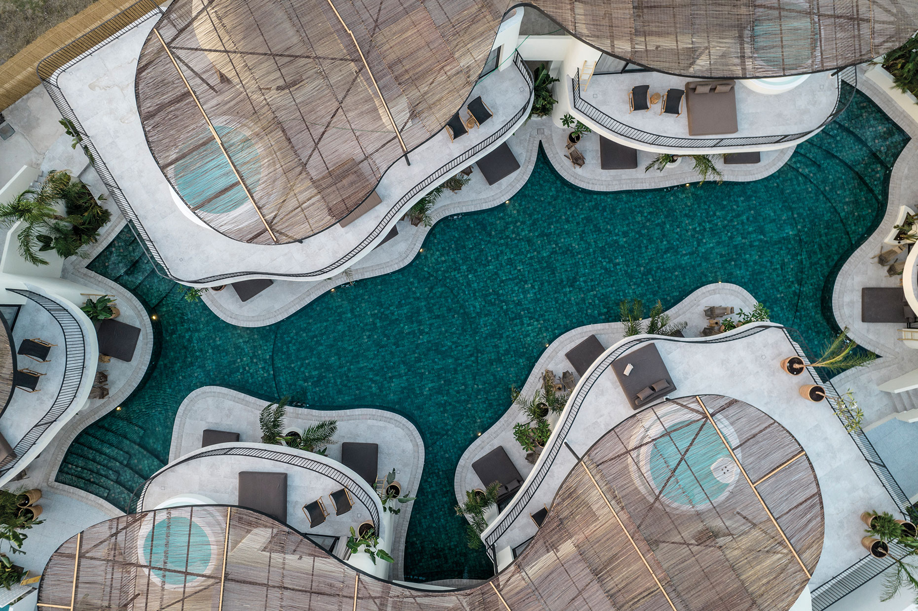 vistas dron de hotel moderno con piscina integrada grecia