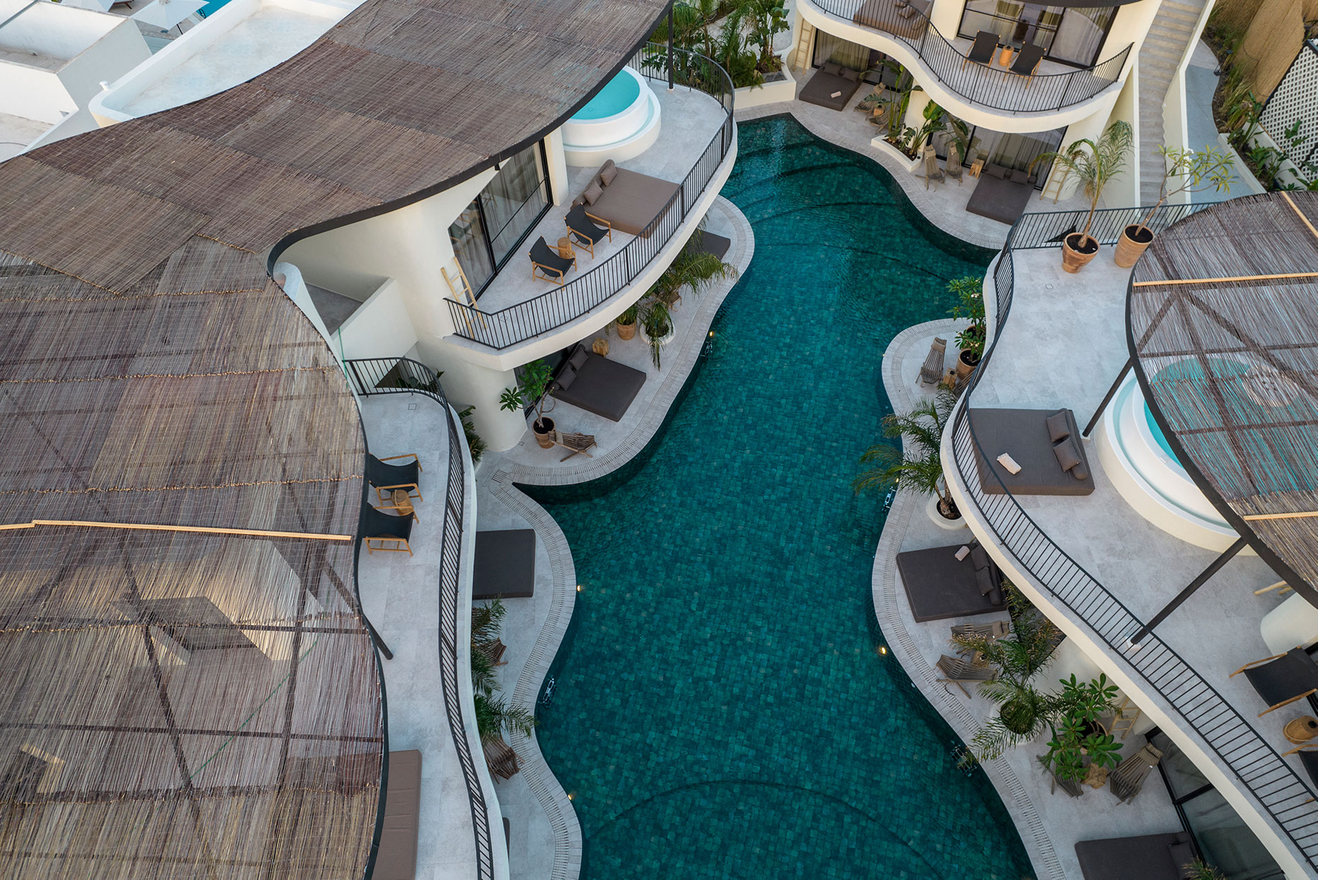 vistas dron de hotel moderno con piscina integrada grecia
