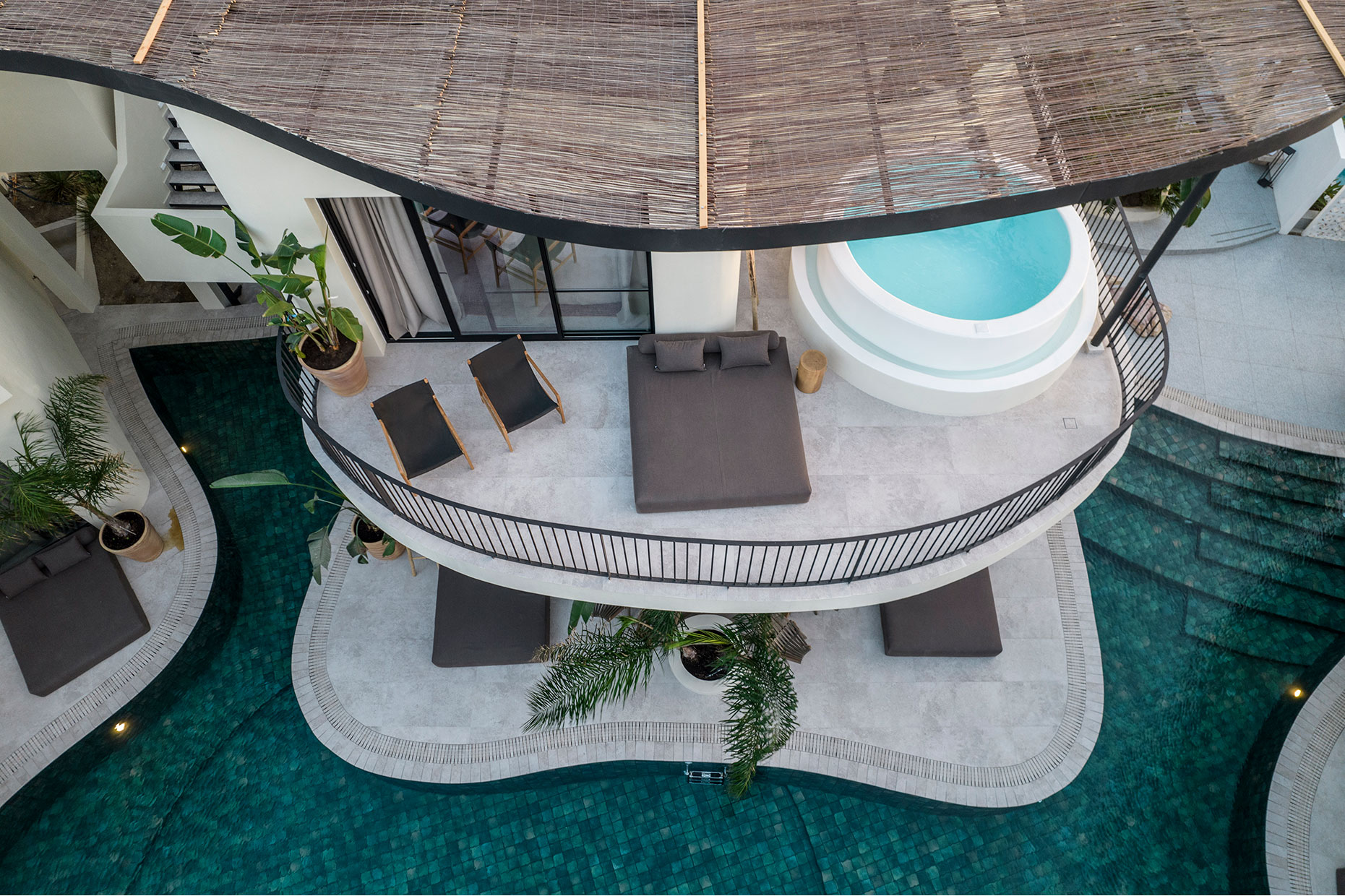terraza de habitacion de hotel con piscina