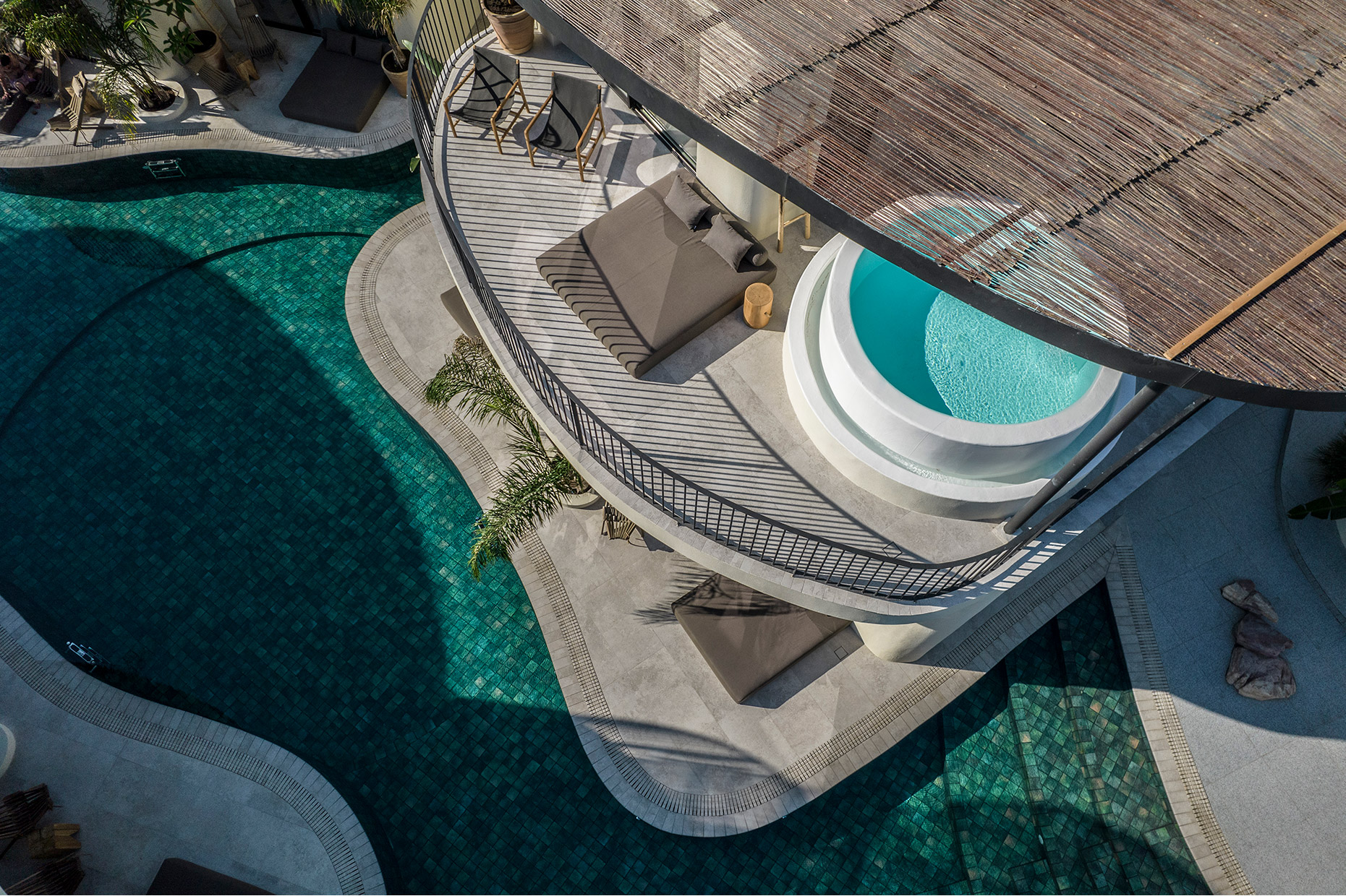 vistas dron de hotel moderno con piscina integrada grecia