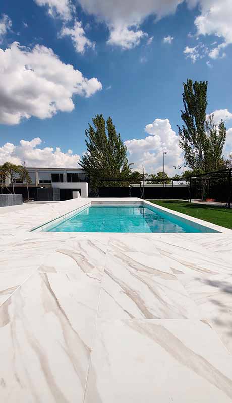 Piscina y terraza Calacatta Fresh - Gres Factory (13)