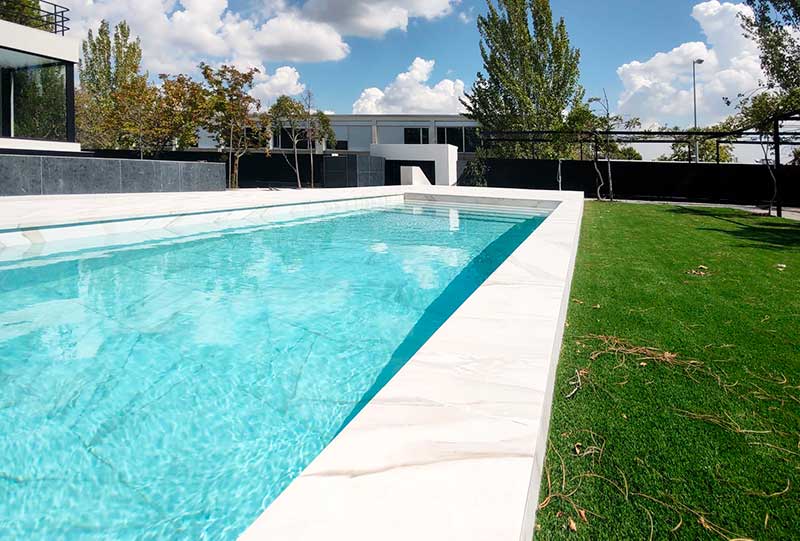 Piscina y terraza Calacatta Fresh - Gres Factory (6)