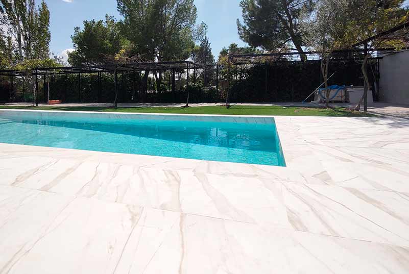 Piscina y terraza Calacatta Fresh - Gres Factory (8)