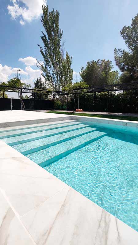 Piscina y terraza Calacatta Fresh - Gres Factory (9)
