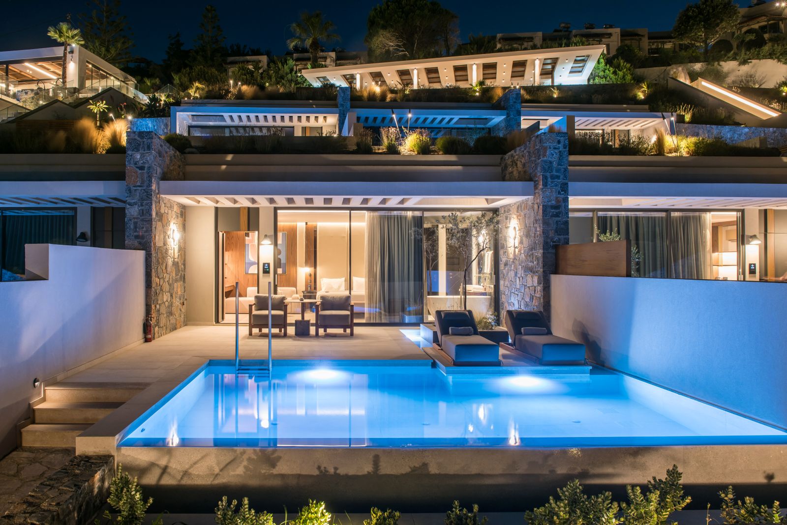 piscina infinita privada iluminada