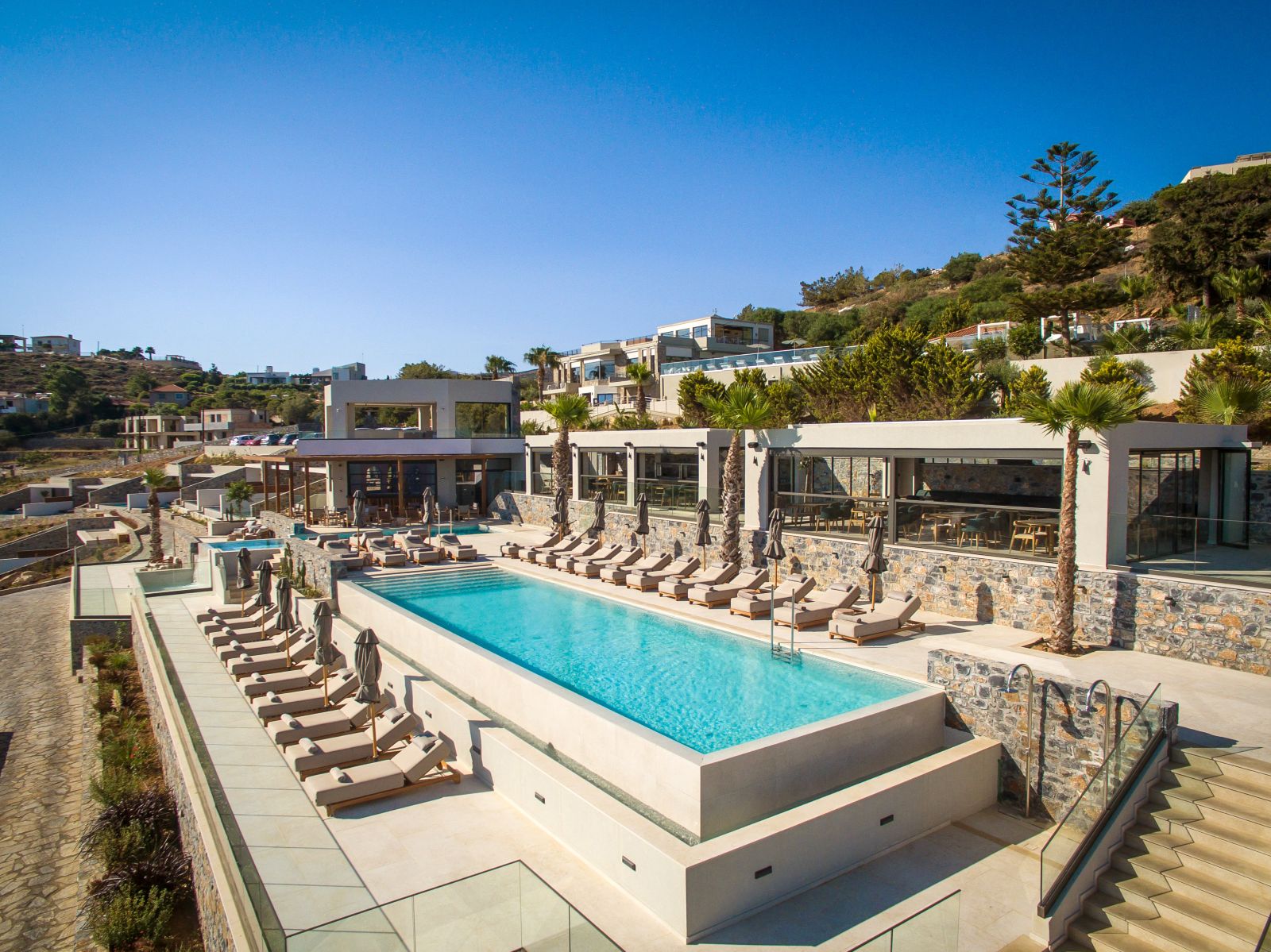piscina de hotel con hamacas