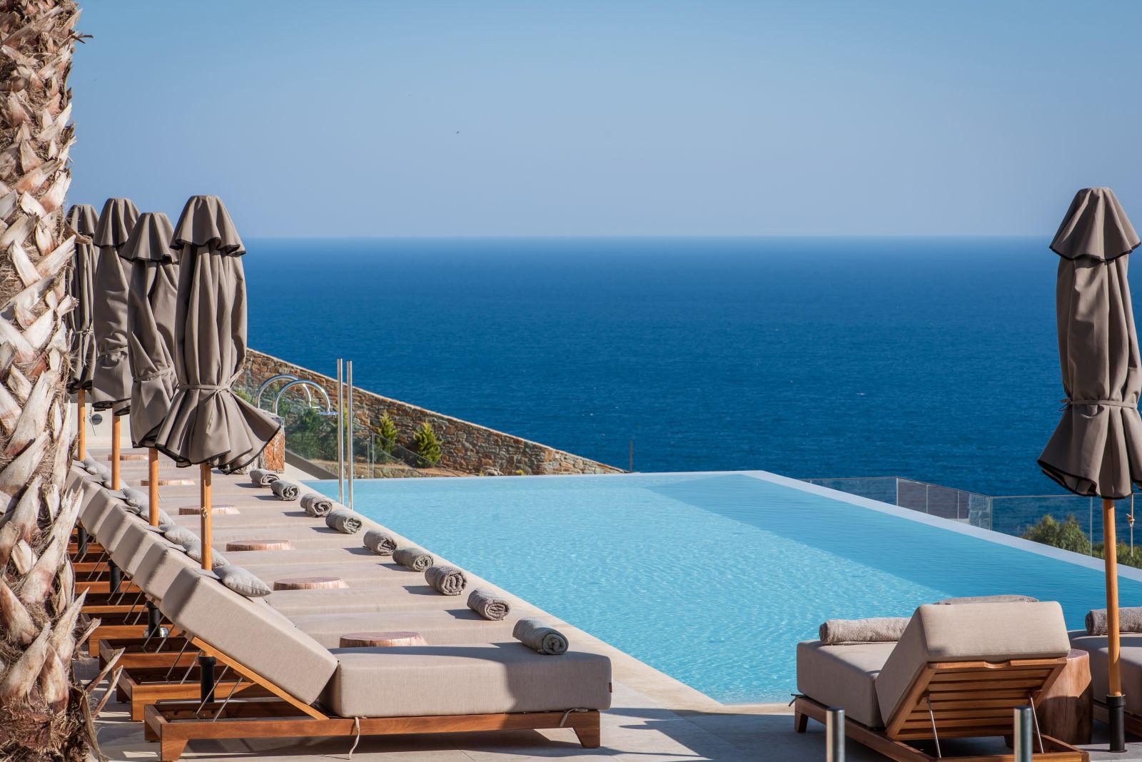 piscina infinita con hamacas de hotel