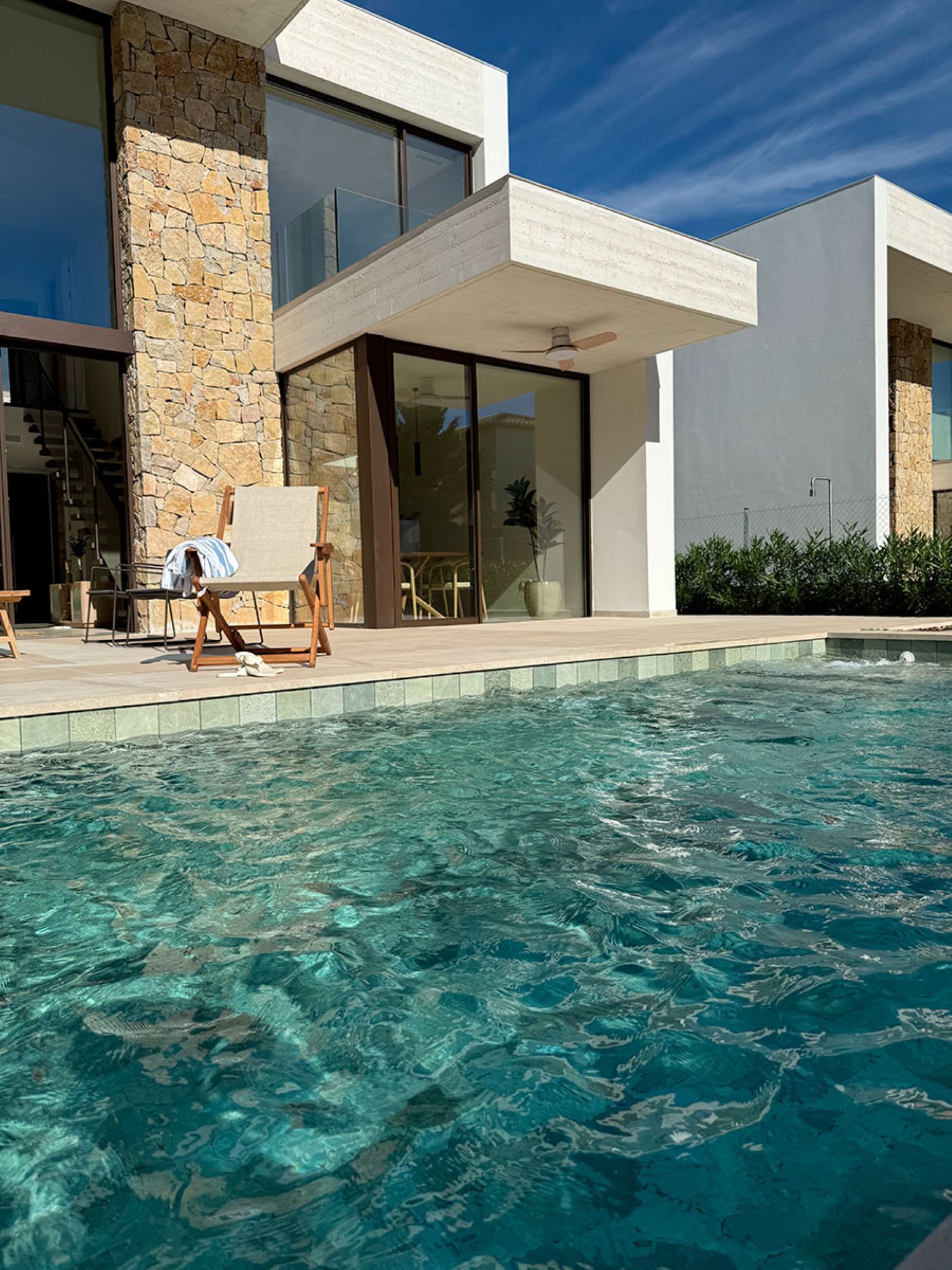 Villa moderna privada con piscina de gres porcelánico