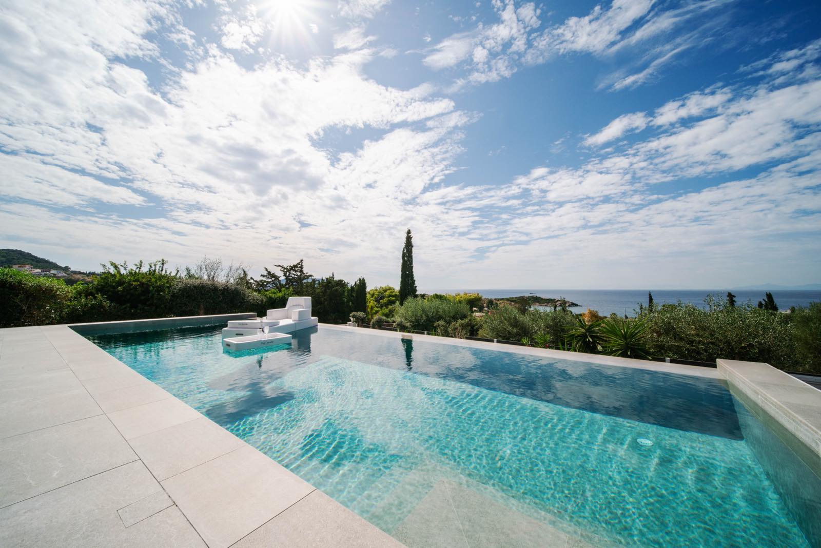 piscina infinita en grecia