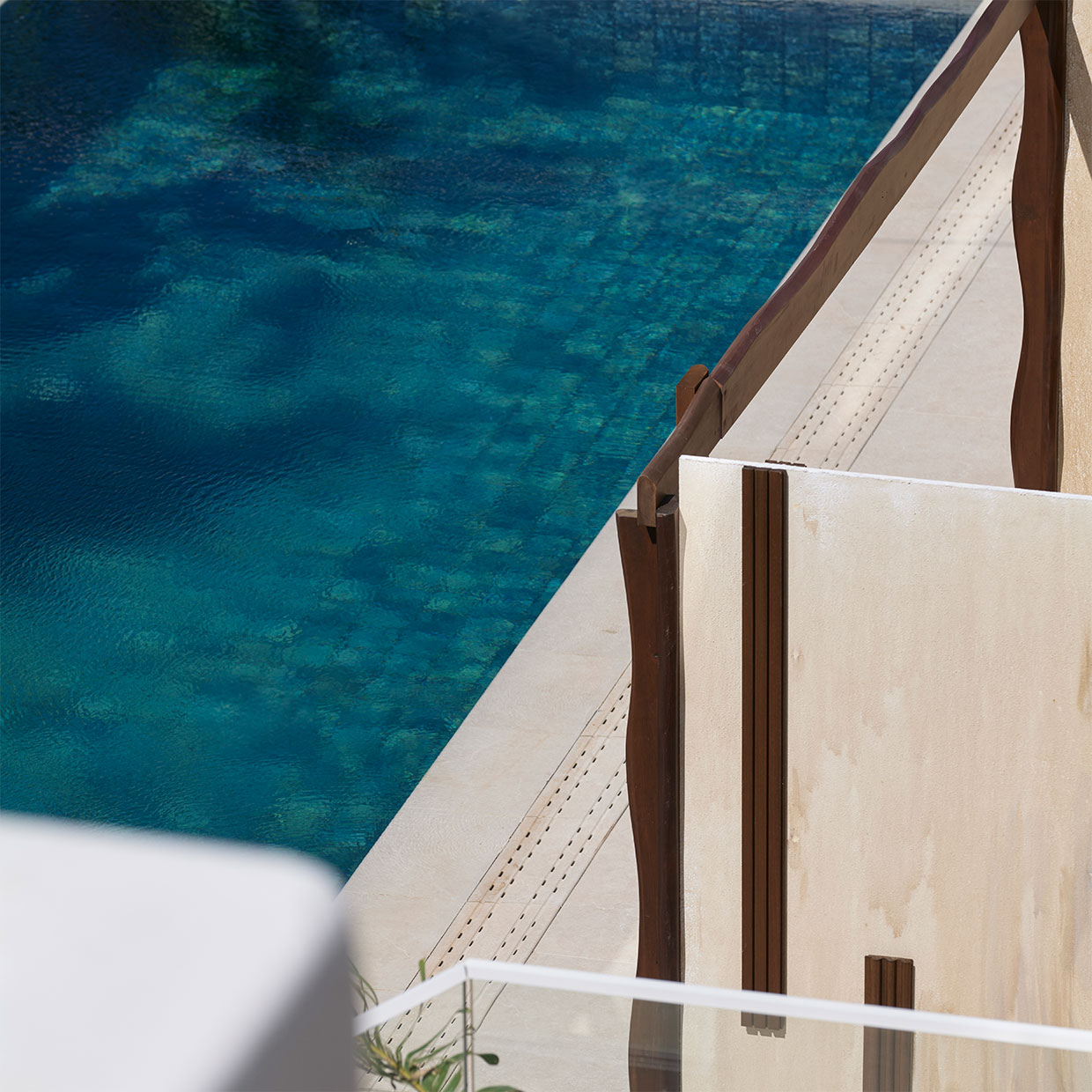 Piscina azul y pared moderna.