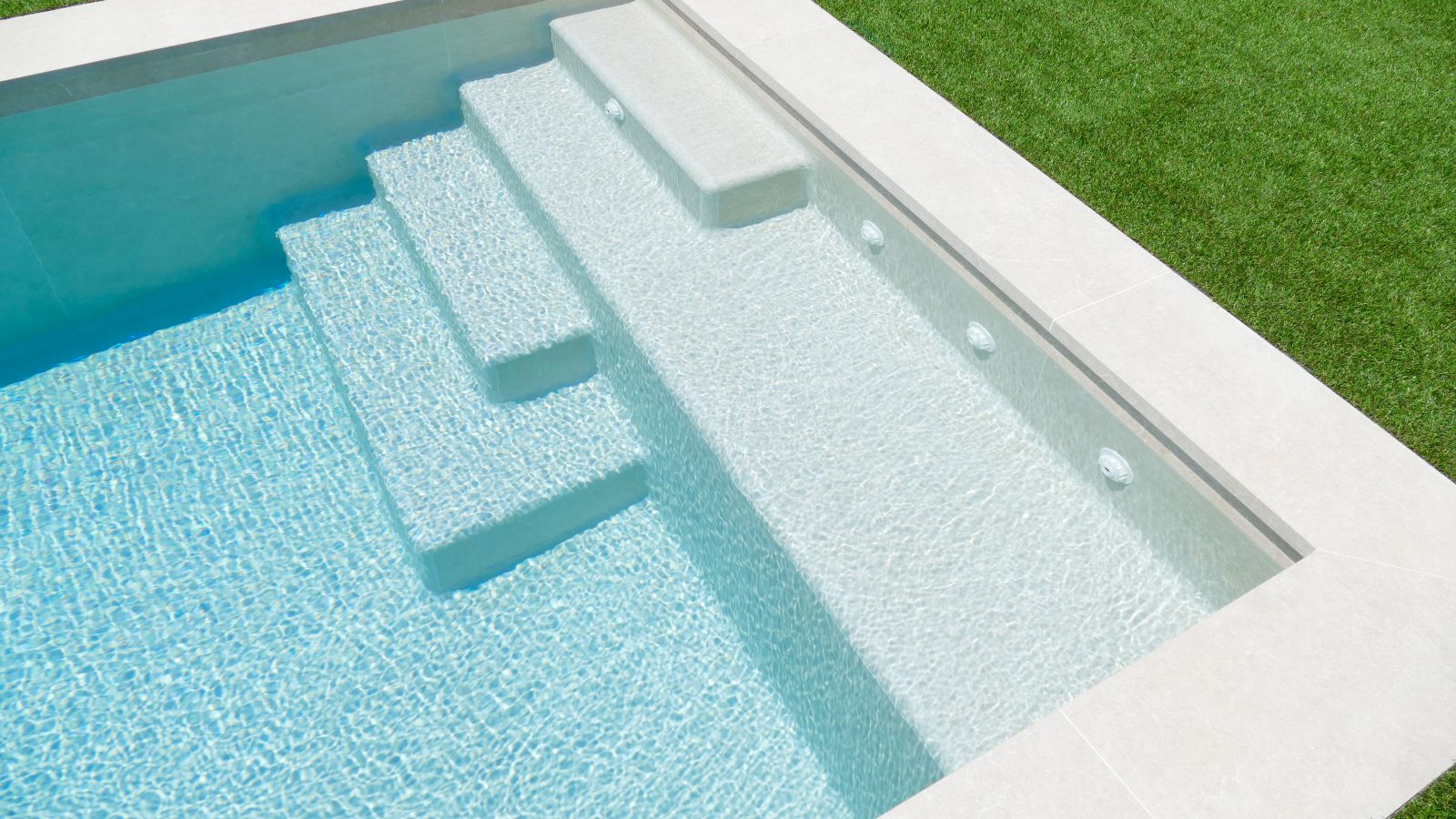 escaleras de piscina cristalina