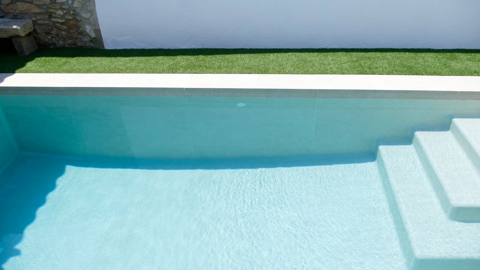 piscina de gres porcelanico blanca con agua cristalina