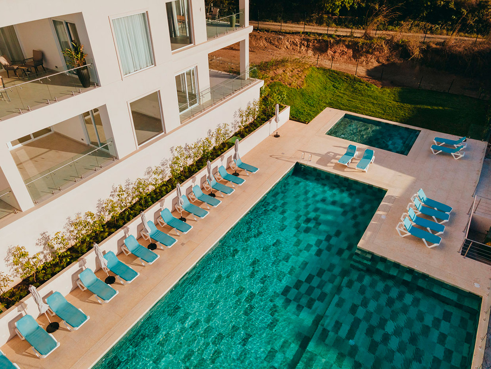 piscina de hotel moderna