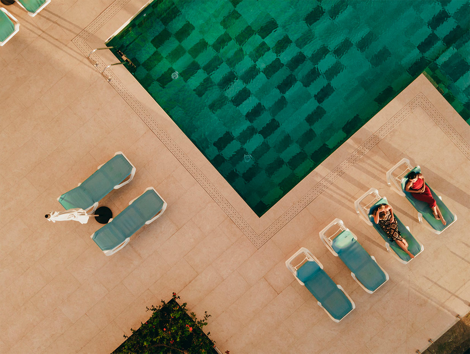 vista de dron de piscina moderna