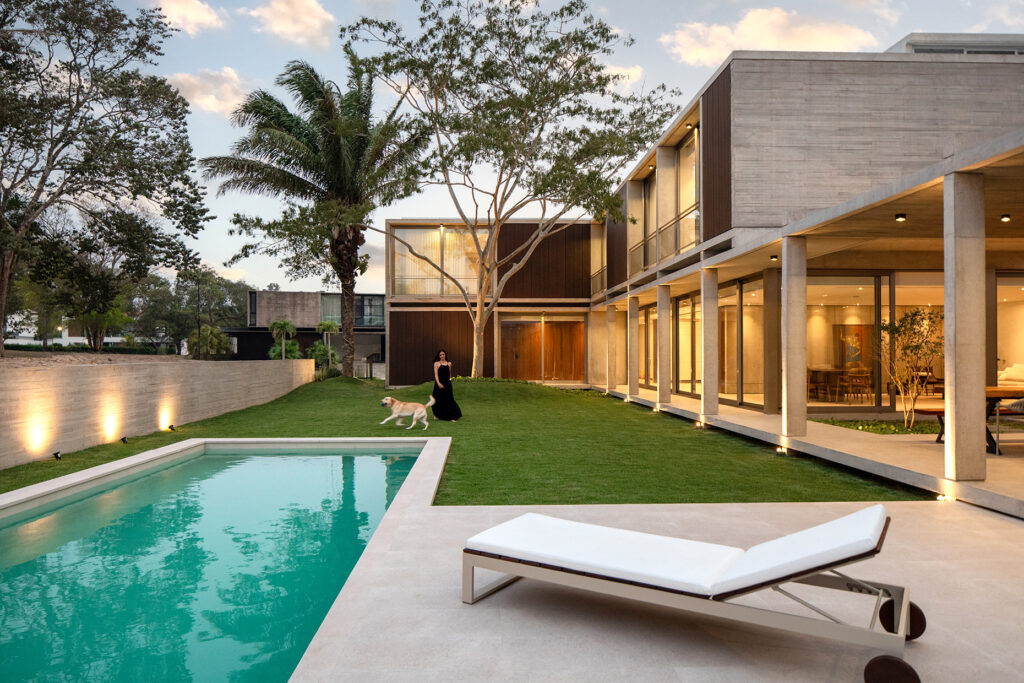 terraza con jardin y piscina privada moderna bolivia