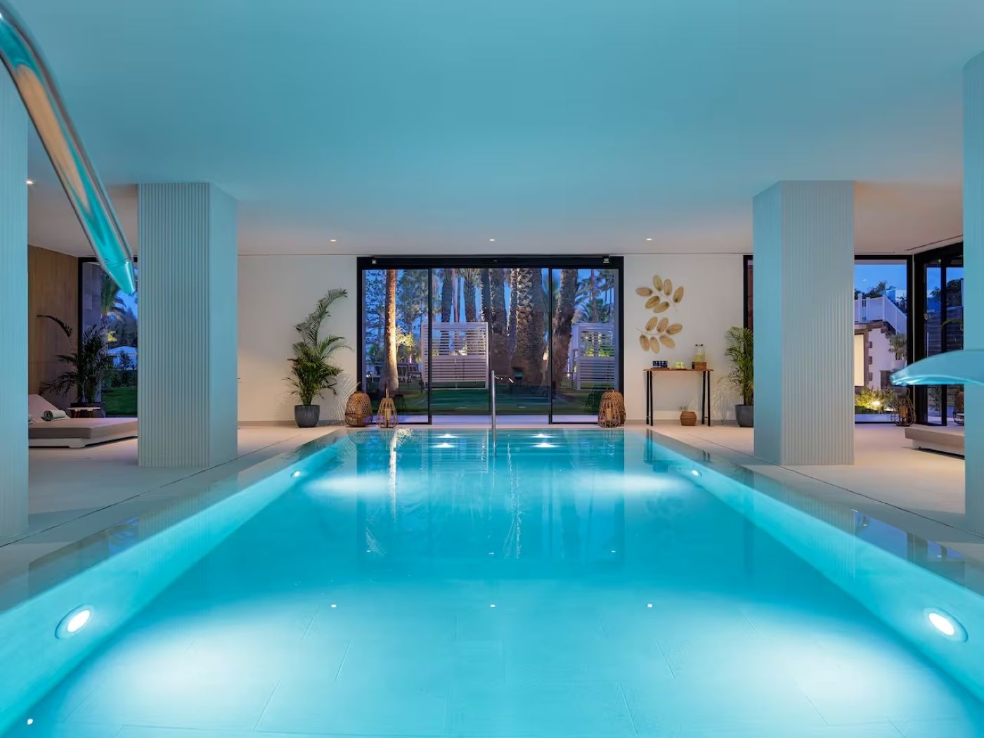 piscina de spa iluminada