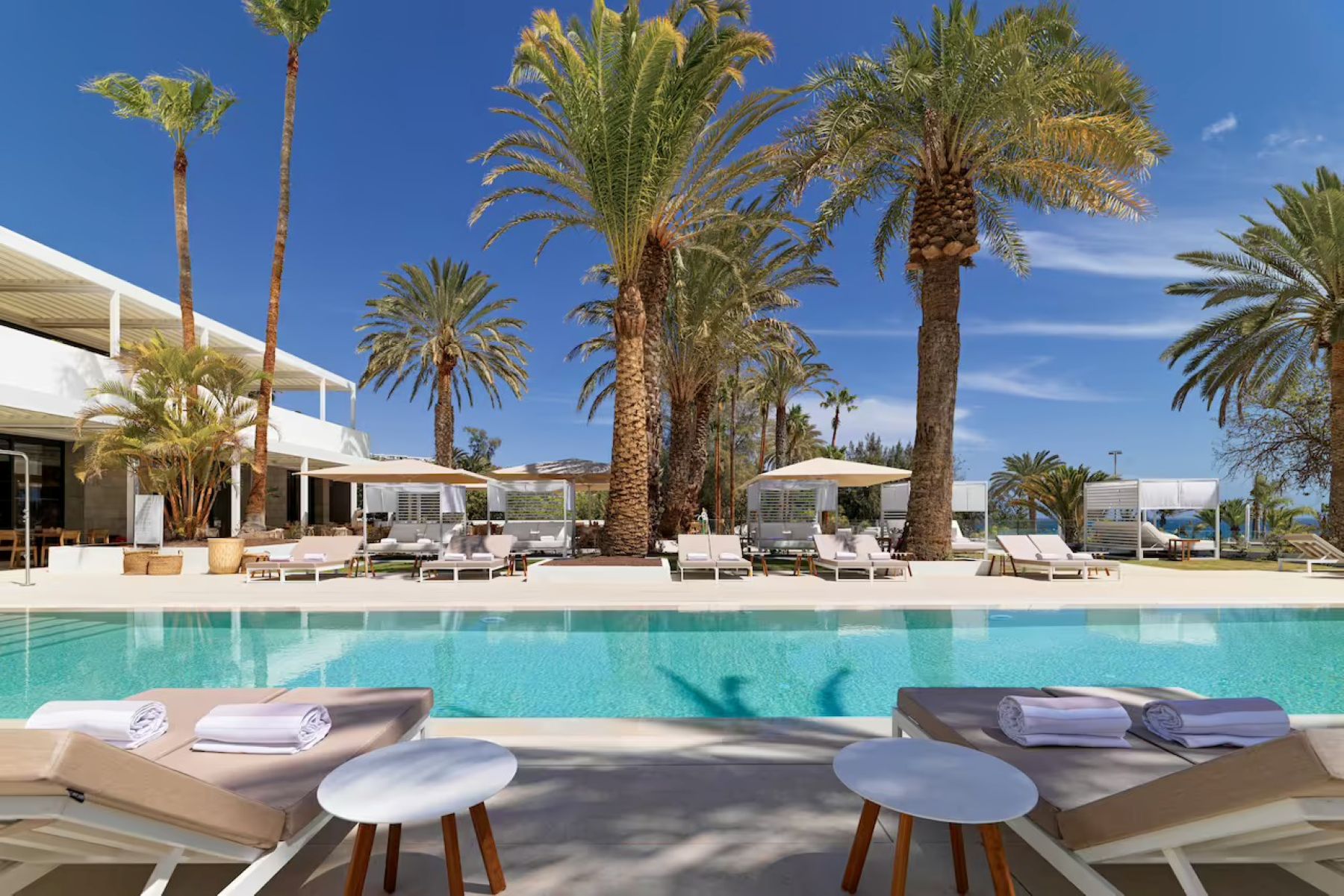 zona relax piscina de hotel