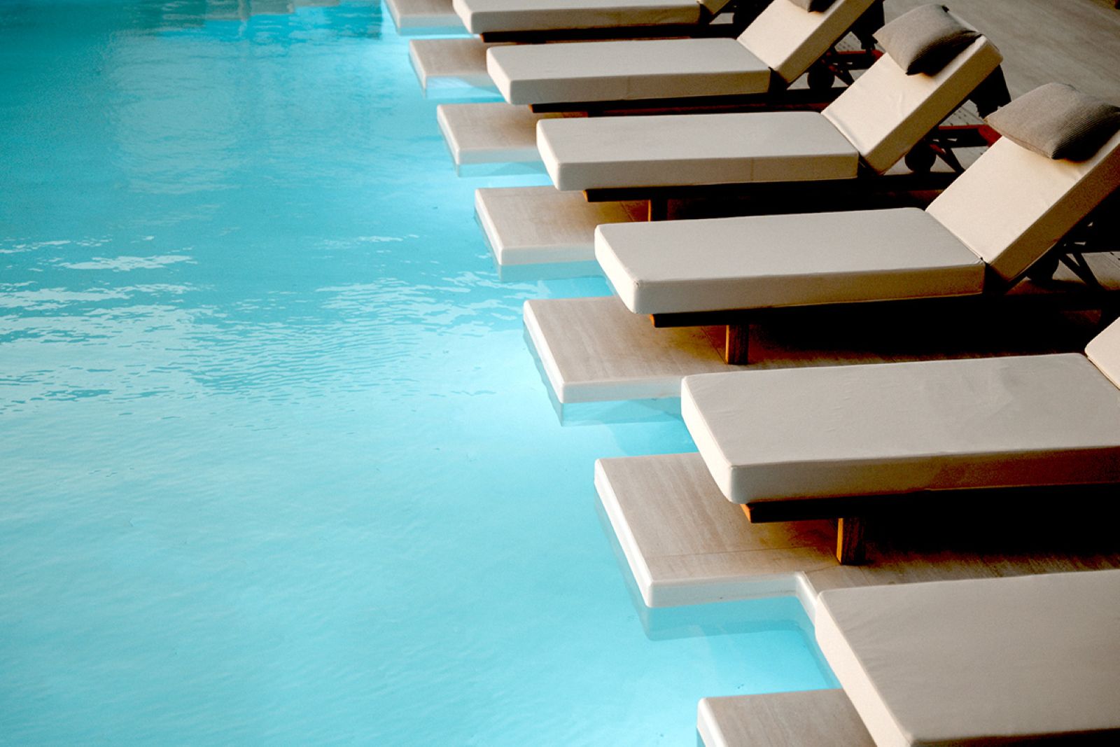 hamacas de piscina iluminada azul turquesa