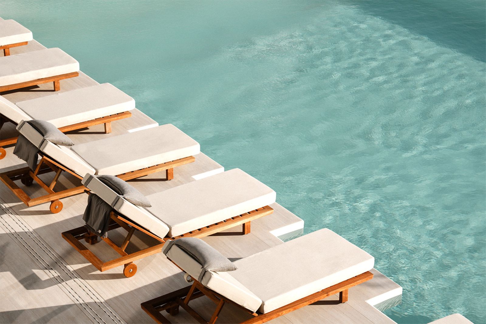 hamacas en piscina de gres porcelanico