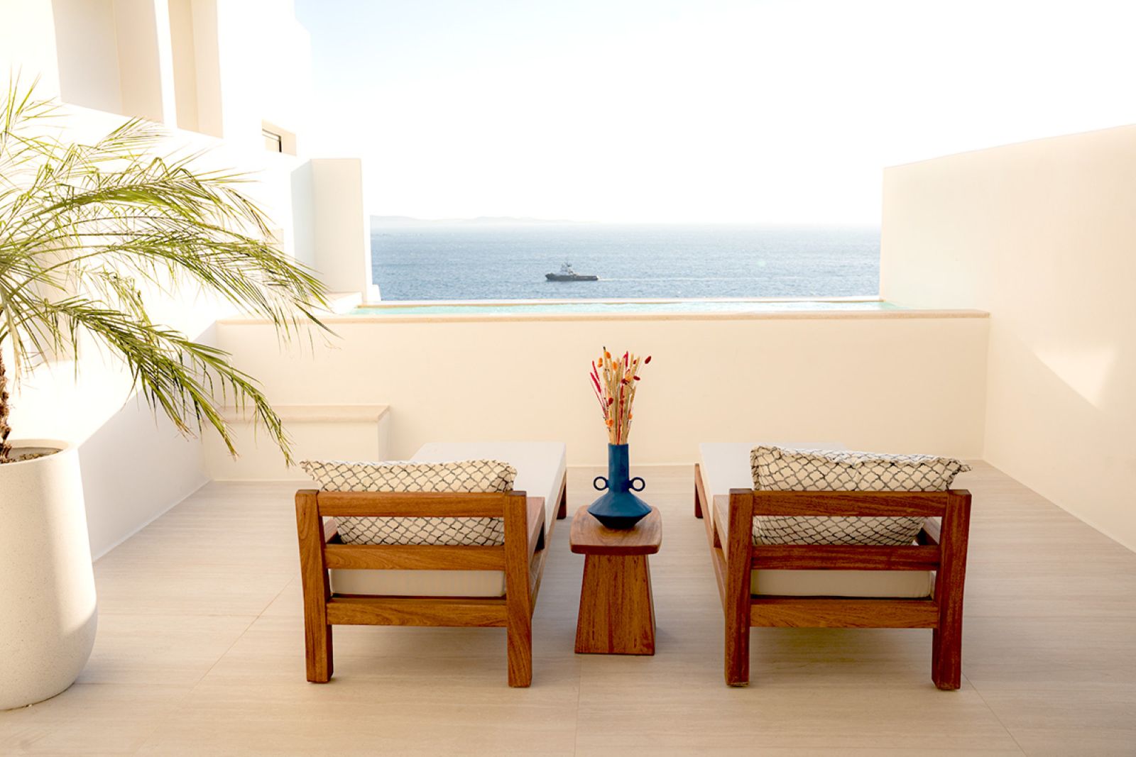 piscina infinita con vistas al mar