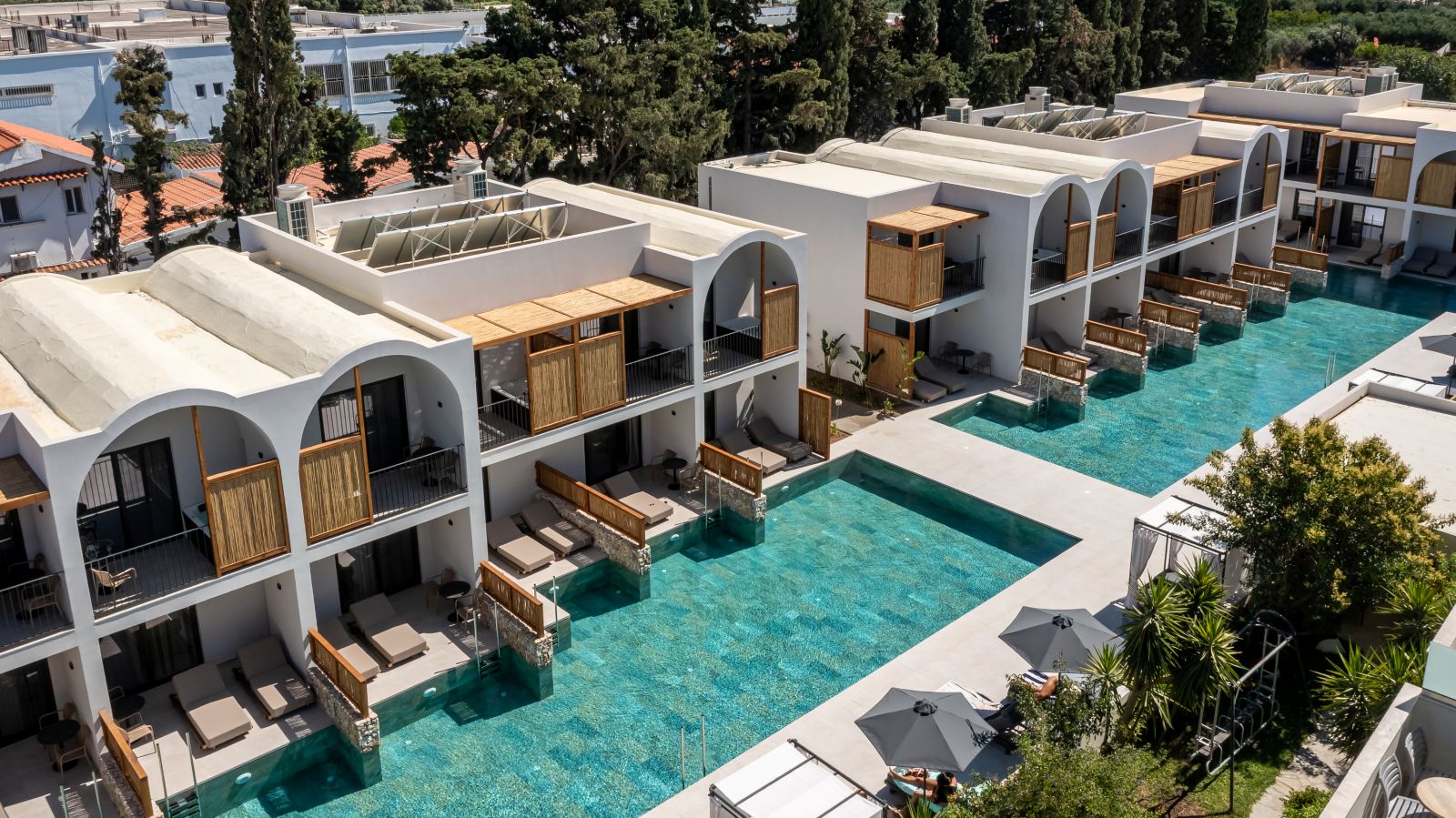 vista de dron de piscina cristalina de hotel