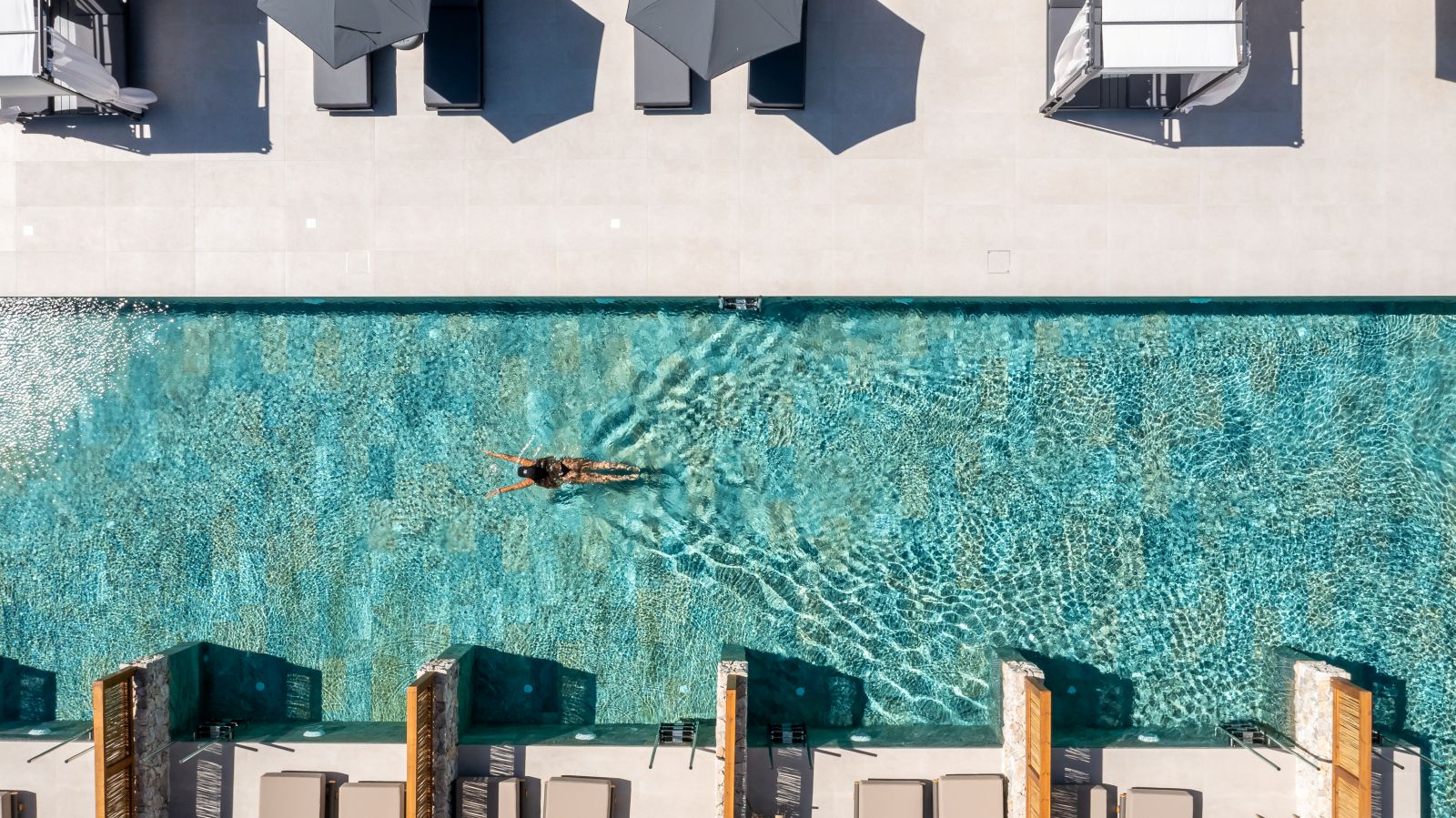 vista de dron de piscina cristalina de hotel
