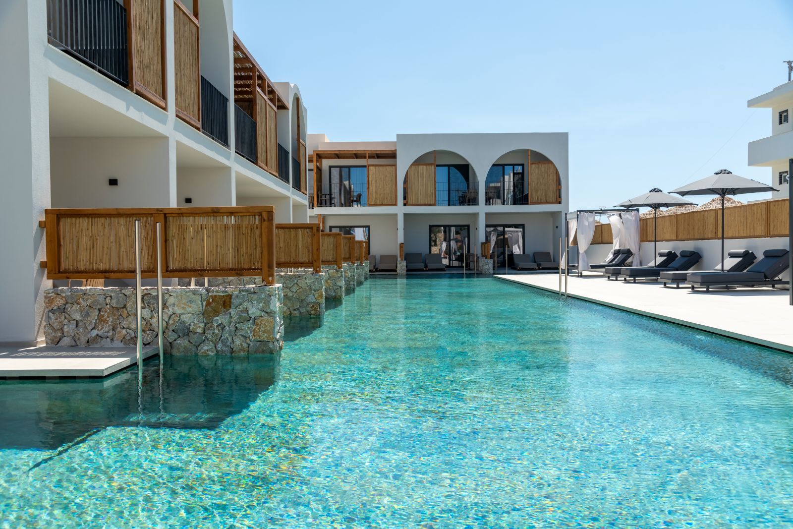 piscina cristalina con gres porcelanico