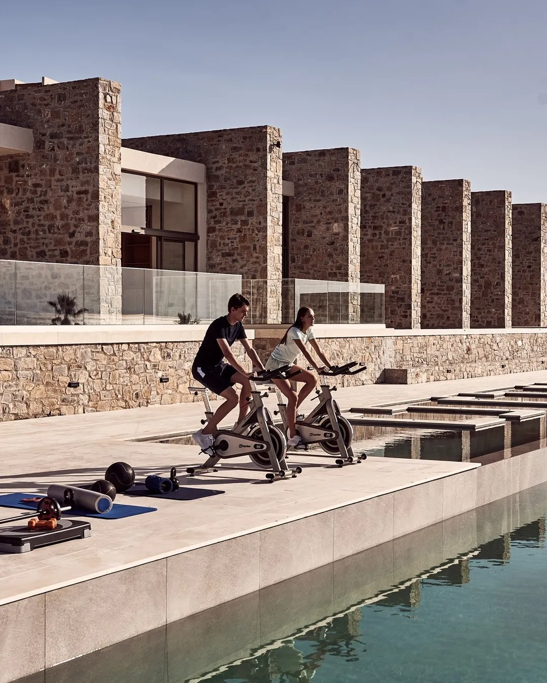bicicletas y zona fitness en piscina
