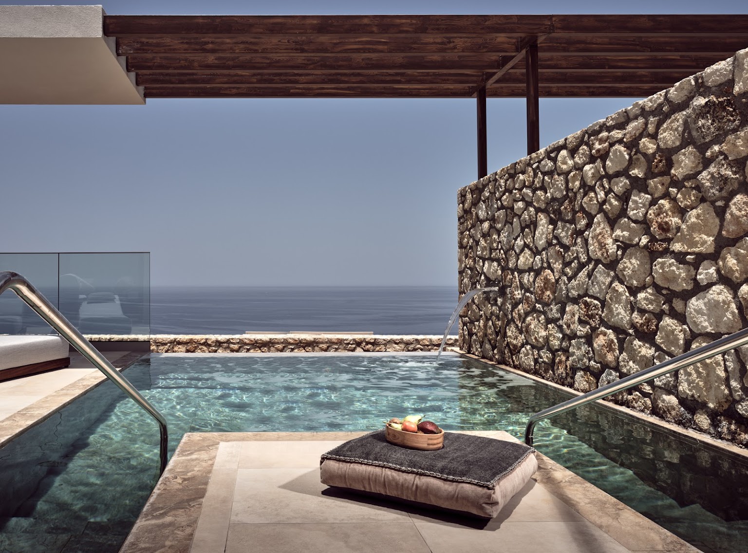 piscina infinita en habitación