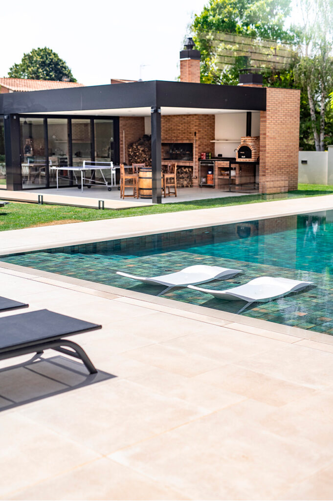 Asientos integrados en piscina moderna