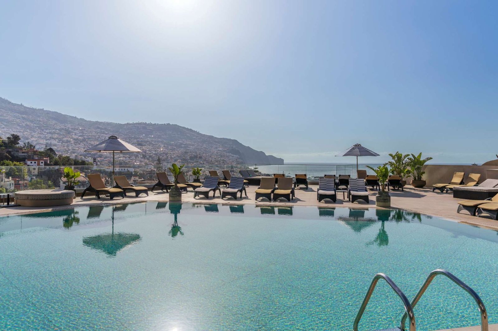 piscina desbordante con rejillas cerámicas