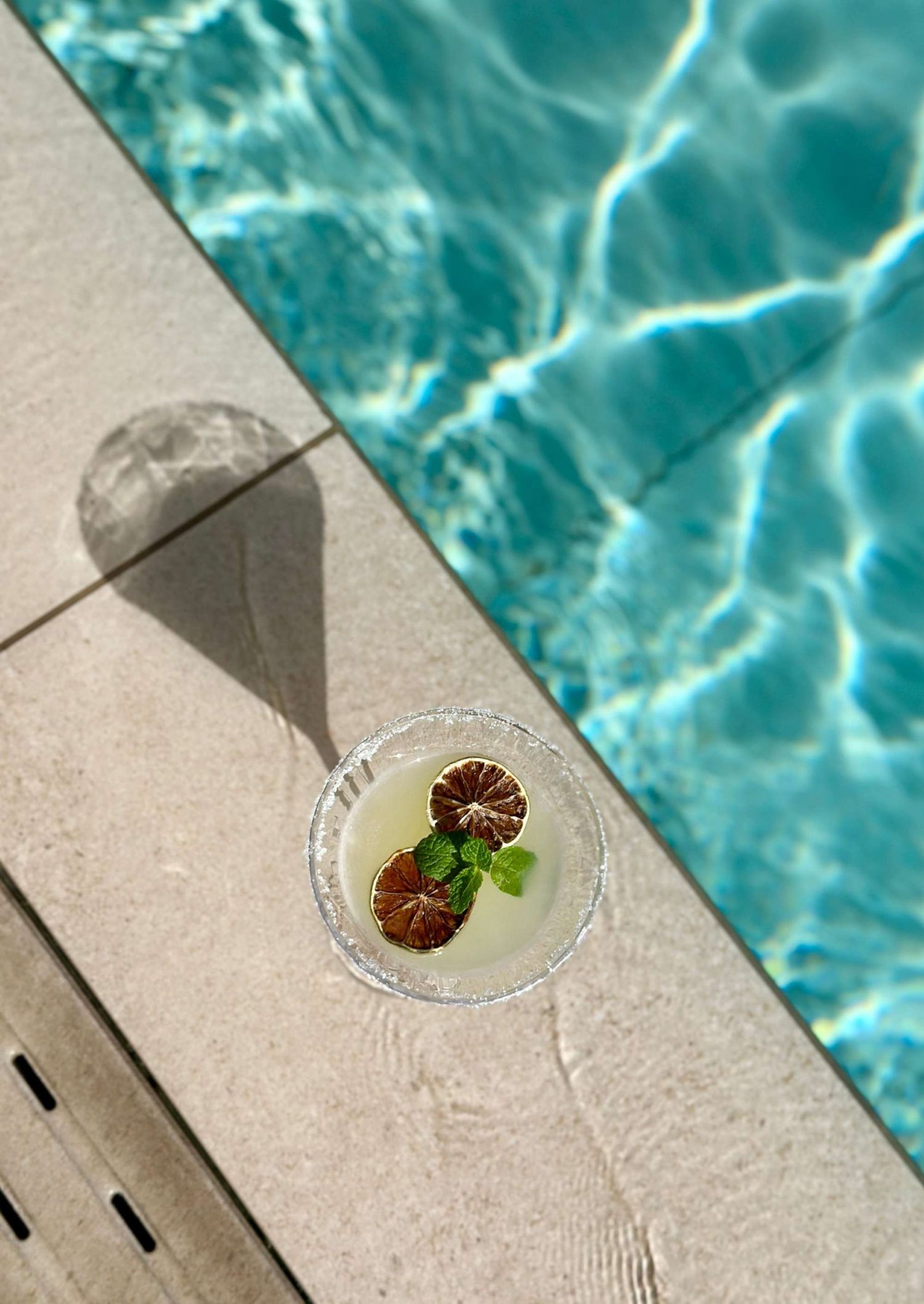 cocktail en el borde de piscina