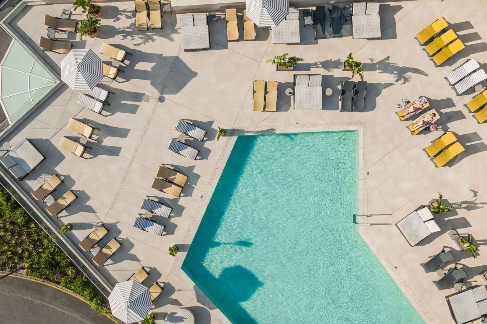 vista de dron de piscina azul turquesa