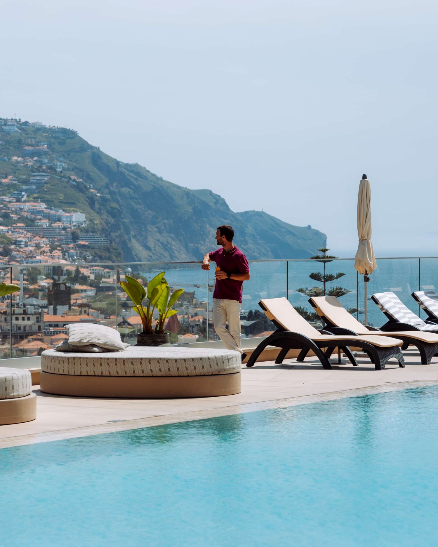 vista panorámica de madeira en piscina moderna